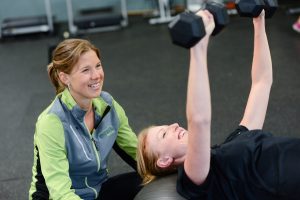 Woman lifting weights ValUfitness